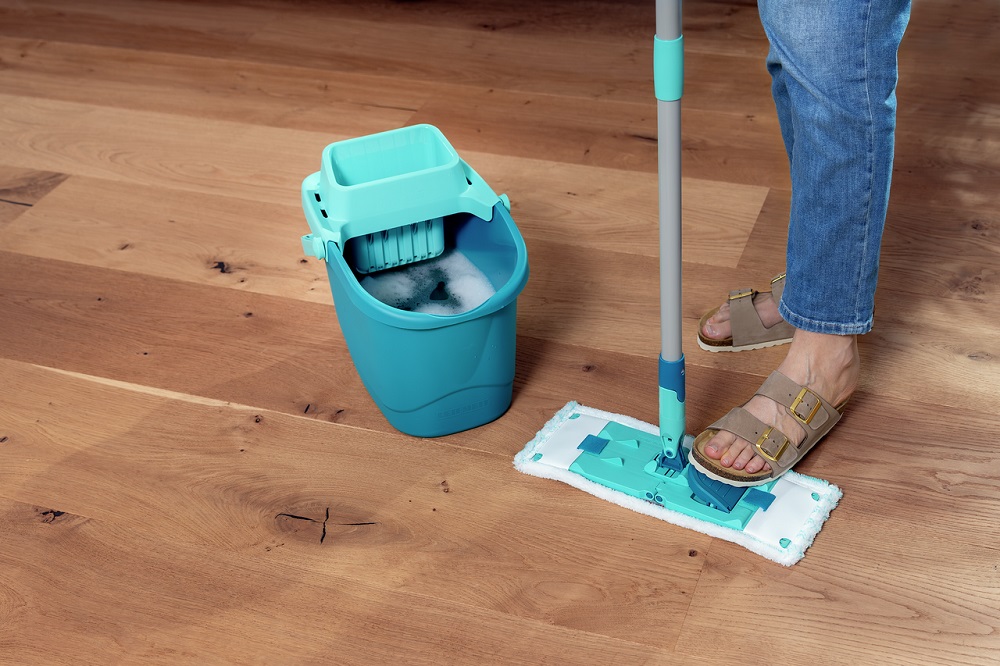 Mop Leifheit PowerClean M plus 2x micro duo widok na wiadro i mopa w trakcie mycia podłogi 